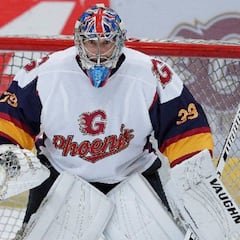 Cech debuta en el hockey hielo y salva a su equipo para ser el MVP