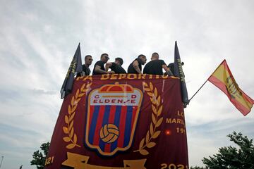 Aficionados y jugadores celebran el ascenso a segunda división por las calles de Elda.