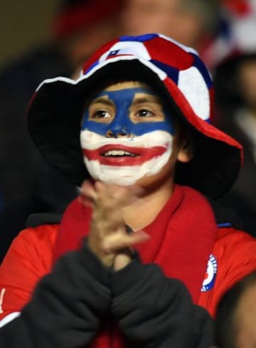 A Chilean supporter waits for the start of the Copa America third place football match between Peru and Paraguay in Concepcion, Chile on July 3, 2015.  AFP PHOTO / LUIS ACOSTA