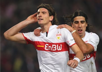 De origen espa?ol, Mario G車mez Garc赤a naci車 en Riedlingen, una ciudad a 90 km de Stuttgart. Se form車 en el club de Stuttgart y debut車 con el primer equipo en 2004 aunque su explosi車n goleadora no llegar赤a hasta la 2006/07 anotando 14 goles en 25 partidos de Bundesliga, lo que valieron para dar el t赤tulo al conjunto del sur de Alemania. Las dos temporadas siguientes de G車mez fueron mejores en cuanto a estad赤sticas goleadoras pues anot車 63 goles en 76 partidos. Estad赤sticas que le valieron para que el Bayern no dudase en pagar 30 millones de euros por el delantero. Siendo la venta m芍s cara de la historia del club hasta ese momento.