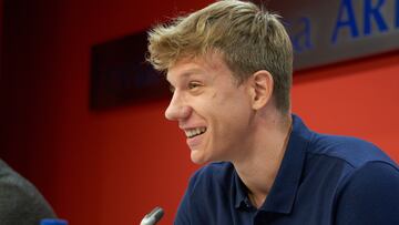 Ognjen Jaramaz este martes en la presentación como nuevo jugador del club vitoriano.