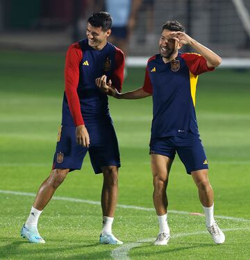 Álvaro Morata y Jordi Alba se ríen durante el entrenamiento de hoy. 

 