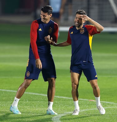 Álvaro Morata y Jordi Alba se ríen durante el entrenamiento de hoy. 

 