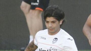 Ever Banega durante un entrenamiento del Valencia en Paterna.