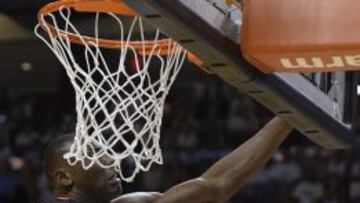 LeBron James es parado en falta por Bismack Biyombo.