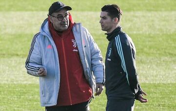 Sarri charla con Cristiano durante el entrenamiento de la Juventus de ayer.