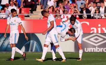 Soccer Football - Liga Santander - Girona vs Real Madrid - Estadi Montilivi, Girona, Spain - October 29, 2017   Real Madridâs Isco celebrates scoring their first goal with Sergio Ramos   