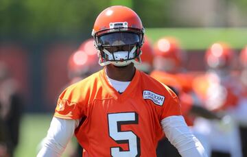 Diez quarterbacks a seguir en agencia libre, canje y el Draft