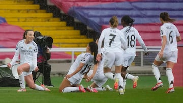BARCELONA, 23/03/2025.- La delantera del Real Madrid Caroline Weir, izq, celebra el gol conseguido ante el FC Barcelona durante el partido de Liga Femenina disputado este domingo en el Estadi Olímpic Lluís Companys. EFE/Enric Fontcuberta
