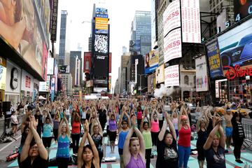 La celebración del Día Internacional del Yoga en imágenes