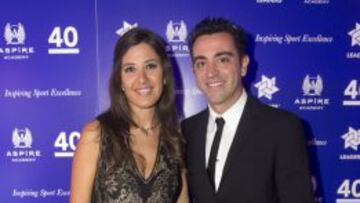 Xavi, con su esposa Nuria en Londres.
