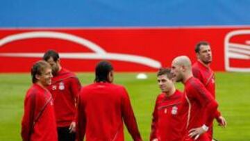 <b>EN EL CALDERÓN. </b>Leiva, Mascherano, Johnson, Gerrard, Reina, Carraguer y Kuyt, en el entrenamiento del Liverpool de ayer por la tarde.