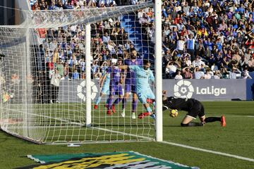 Luis Suárez marca el 0-1.