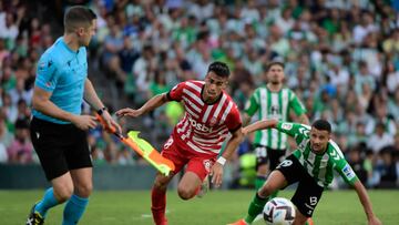 Girona's Brazilian forward Reinier Carvalho (C) vies with Real Betis' Italian defender Luiz Felipe during the Spanish League football match between Real Betis and Girona FC at the Benito Villamarin stadium in Seville on September 18, 2022. (Photo by CRISTINA QUICLER / AFP)