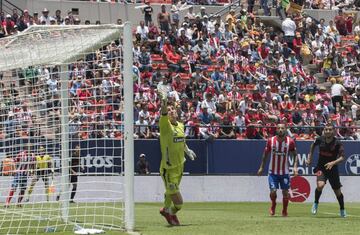 El jugador del Atlético de Madrid, Camello, marca el 1-1.