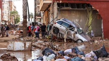 Varias personas limpian los estragos ocasionados por la DANA, a 1 de noviembre de 2024, en Paiporta, Valencia, Comunidad Valenciana (España). El sexto balance de fallecidos por el paso de la DANA por la provincia de Valencia deja 202 víctimas mortales. Desde última hora de este martes se activó el Procedimiento de Múltiples Víctimas, que está realizando los balances facilitados a través de la información recibida de los distintos cuerpos y fuerzas de seguridad y emergencias. Además, los daños materiales son incontables con carreteras cortadas y zonas aisladas por el agua, el barro y los corrimientos de tierra. Aproximadamente 23.000 personas continúan sin suministro eléctrico en la provincia de Valencia a causa del temporal de la DANA, tras haberlo recuperado más de 132.000 afectados desde el miércoles, el 85 por ciento de los inicialmente perjudicados. Esta DANA es la catástrofe atmosférica más trágica que se haya registrado en España en más de medio siglo.
01 NOVIEMBRE 2024;DANA;CATASTROFE;FALLECIDOS;
Rober Solsona / Europa Press
01/11/2024