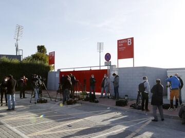 Los medios de comunicación durante el entrenamiento del Atlético de Madrid. 