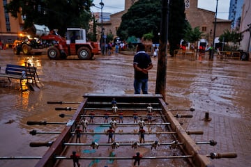 Un futbolín cubierto de barro, testigo mudo de las lluvias torrenciales que provocaron inundaciones Sedaví, Valencia.