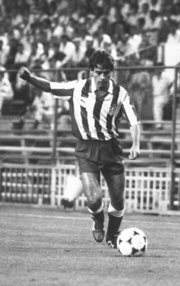 En la temporada 1987-88 fichó por el Atlético de Madrid donde solo jugó esa temporada.