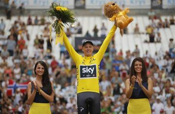 Chris Froome, en el podio del Stade Vélodrome de Marsella. Después de ser tercero en la contrarreloj se ha asegurado su cuarto Tour de Francia.