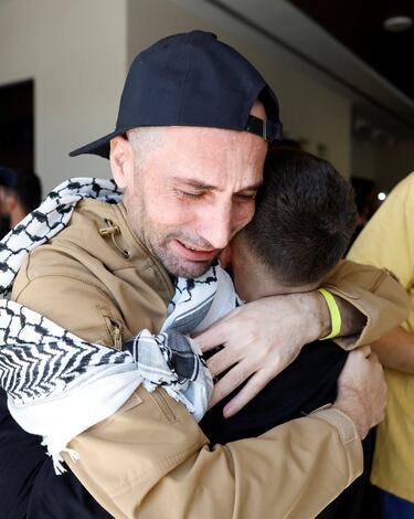 Un prisionero palestino liberado es recibido tras ser liberado de una cárcel israelí como parte de un intercambio de rehenes por prisioneros y un acuerdo de alto el fuego en Gaza entre Hamás e Israel.