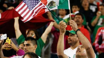 Un aficionado ondea las banderas de M&eacute;xico y Estados Unidos.