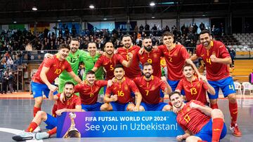 Los jugadores de la selección española de fútbol sala posan tras lograr el pase al Mundial de Fútbol Sala de Uzbekistán