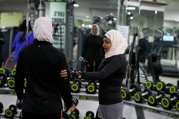 Sesión matutina de entrenamiento en un gimnasio local en Qatif.