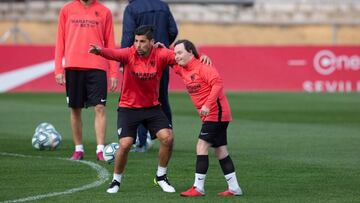 Nolito entrenando con un integrante del Sevilla Genuine.