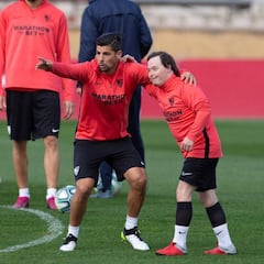 El Sevilla se entrena con su equipo Genuine