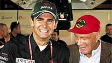 <b>DE LA ROSA-LAUDA, OTROS TIEMPOS.</B> Esta imagen corresponde a la tarta que Jaguar le regaló a Pedro de la Rosa en el GP de España por su carrera número cincuenta en el gran circo. El español y Lauda posaban felices. El austriaco solía irse a Ibiza de vacaciones con su ex piloto y ahora, siete meses después, son enemigos irreconciliables.