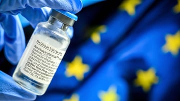 Essen (Germany), 03/07/2020.- Illustration - A medical worker checks an ampoule of the antiviral drug Remdesivir for patients infected with SARS-CoV-2 coronavirus at the University hospital in Essen, Germany, 03 June 2020. According to reports, the EU has