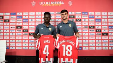 Baba, junto a Pubill, durante su presentación como nuevo jugador del Almería. 