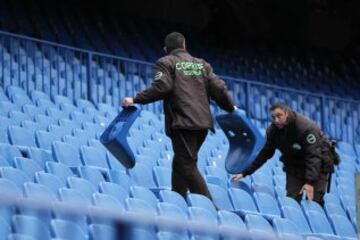 Vigilantes revisan las gradas del estadio Vicente Calderón, en Madrid, antes del partido de la decimoquinta jornada de Liga de Primera División entre el Atlético de Madrid y el Villarreal, con medidas de seguridad para controlar el acceso de pancartas y lemas del Frente Atlético.