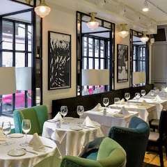 El restaurante de lujo donde comer por menos de 20€ junto a la Gran Vía de Madrid: platos desde 5€ con botella de vino a 10€