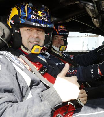 Tomás Roncero ejerció de copiloto de Carlos Sainz por un día en la base militar del Goloso a los mandos del Peugeot 3008 DKR Maxi, el mismo coche con el que el bicampeón ganó el Dakar 2018.