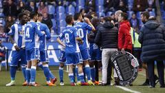 Jugadores del Deportivo durante el partido del Eibar. 