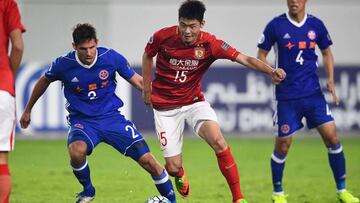 Zheng Wenzhao (C) of Guangzhou Evergrande competes for the ball with Josh Mitchell of Eastern FC during their AFC Champions League group stage football match in Guangzhou, in China&#039;s Guangdong province on February 22, 2017. / AFP PHOTO / STR / CHINA OUT