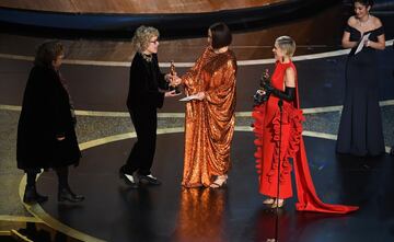 Maya Rudolph y Kristen Wiig entrengan el premio a Barbara Ling and Nancy Haigh por 'Erase una vez...en Hollywood'.