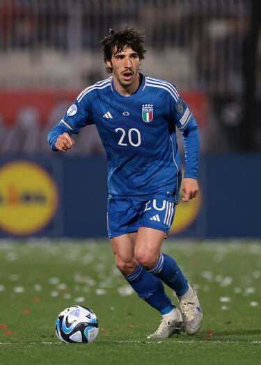 Formó parte de la selección italiana en el Europeo de 2019, con apenas 18 años y ya entonces le apodaban el nuevo Pirlo. Cuatro años después, es un jugador mucho más maduro que se
ha asentado en un Milan que vuelve a ser un grande de Italia.