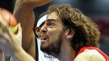 <b>IMPARABLE.</b> Pau Gasol ha terminado con 26 puntos y 9 rebotes en el partido y sólo ha fallado tres tiros a canasta en todo el partido.