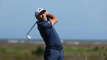 Sergio Garc&iacute;a golpea una bola durante la primera jornada del PGA Championship.