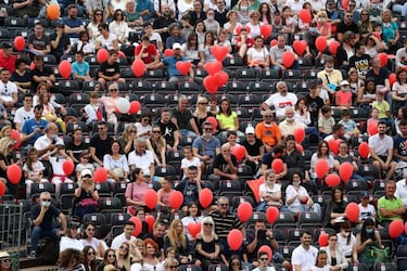 Abrazos, palmadas y poca distancia en la gira de Djokovic