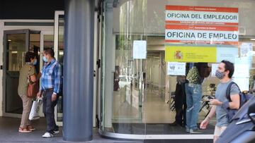 02/09/2020 Personas en la puerta de una oficina de empleo de Madrid (España), a 2 de septiembre de 2020. Según los datos conocidos hoy, el número de parados registrados en las oficinas de los servicios públicos de empleo (antiguo Inem) subió en 29.780 desempleados en agosto, su menor incremento en este mes desde 2016, cuando aumentó en 14.435 personas, según ha informado el Ministerio de Trabajo y Economía Social.
ECONOMIA
Marta Fernández - Europa Press
