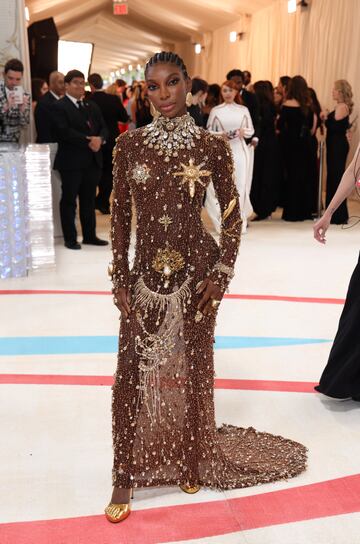 Michaela Coel con original vestido de Schiaparelli.