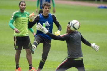 Foto durante el reconocimiento de Cancha del estadio Azteca por parte de la Seleccion Nacional de Mexico, previo al partido en contra de El Salvador, Partido Correpondiente a las Eliminatorias CONCACAF para el Mundial de Rusia 2018.

12/11/2015/ MEXSPORT / Omar Martinez.