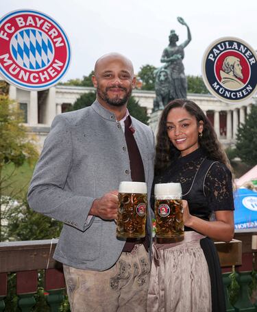 El entrenador del Bayern de Múnich, Vincent Kompany con su esposa, Carla Higgs, durante la fiesta del Oktoberfest celebrada en Múnich.