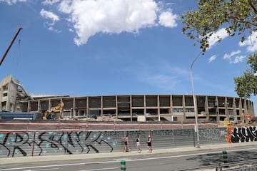 Con la tercera grada demolida casi en su totalidad, las obras de remodelaci車n del Camp Nou avanzan hasta el momento seg迆n los plazos establecidos.
