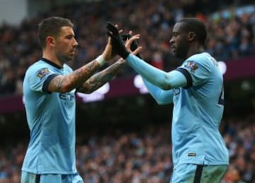 Yaya Touré celebra su gol con Alexander Kolarov por Manchester City ante Crystal Palace.