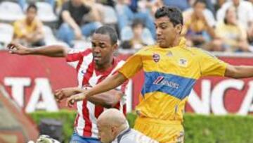 <b>PELIGRO. </b>El Atlético tuvo varias ocasiones para marcar. En esta Óscar Pérez se adelanta antes de que Sinama pueda rematar.